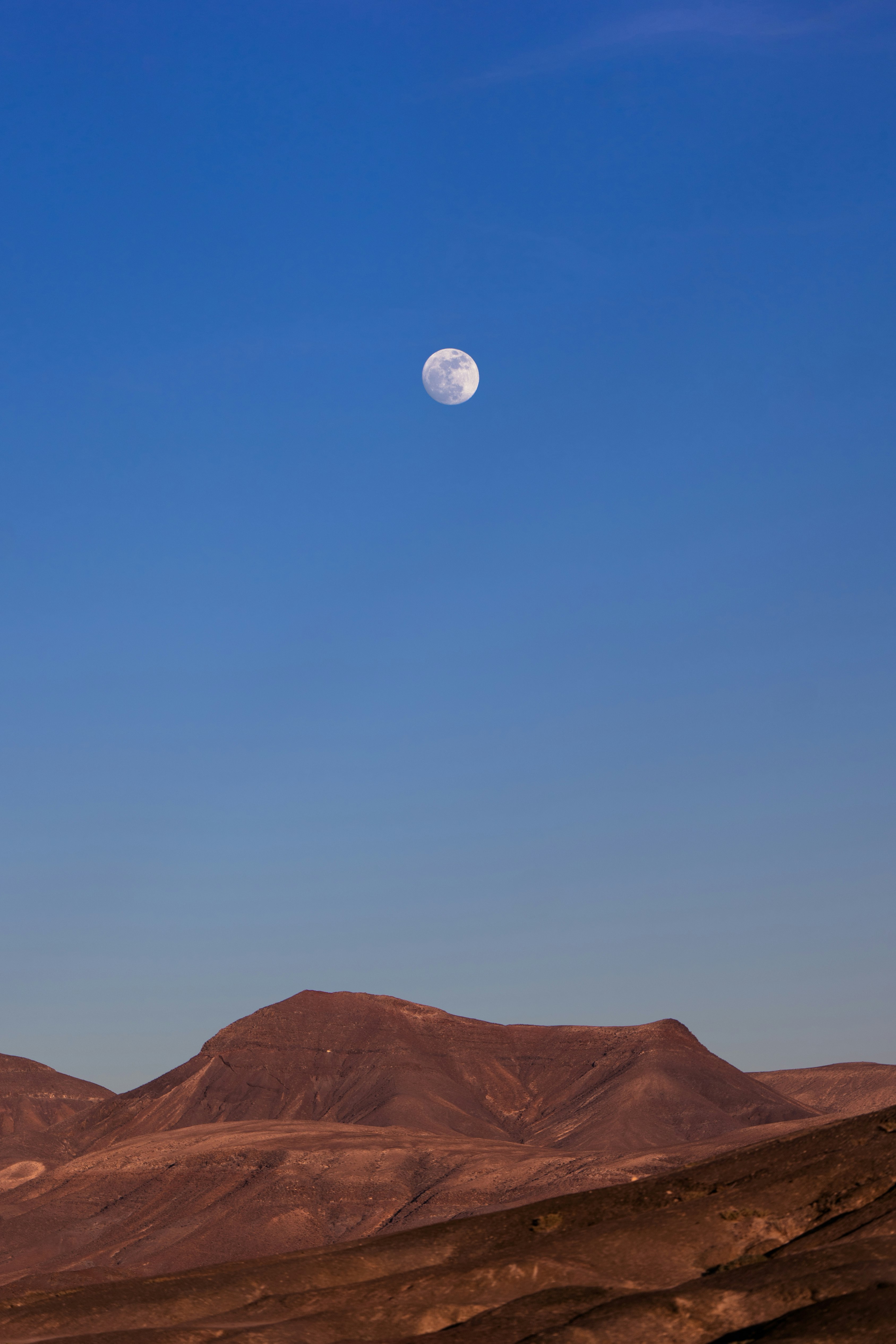 mountain under the blue sky